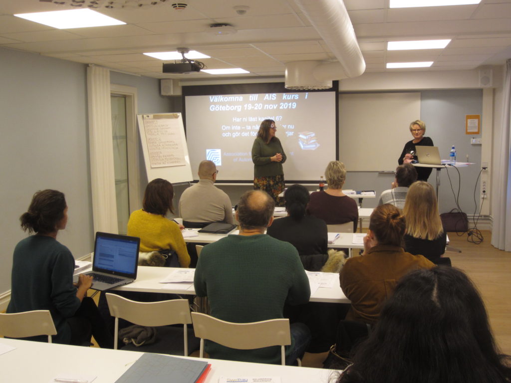 Gunilla Collin och Maria Håkansson föreläser om AIS (Abbreviated Injury Scale).